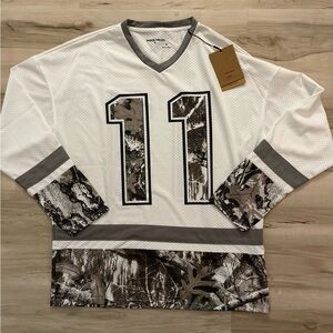 🎉 LAST ONE🎉 - Make Offer Now 
White and Gray Camouflage Jersey Shirt